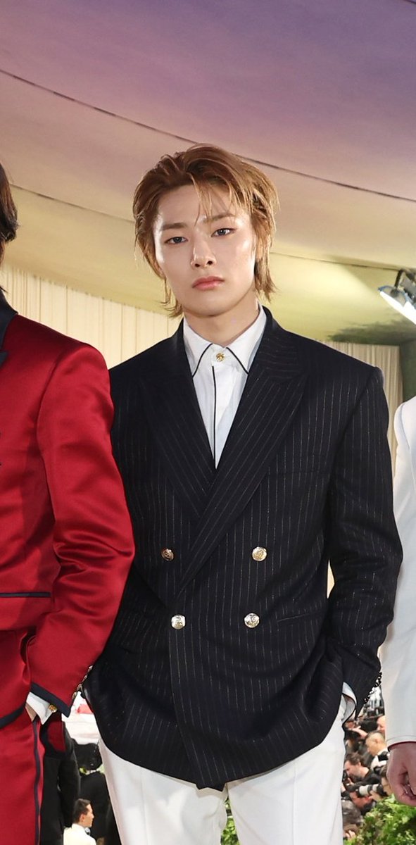 Jeongin sanji cosplay yapmis bitik