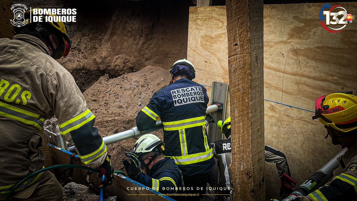 Esta tarde Bomberos de Iquique en las unidades de rescate técnico pesado RX11 y unidad de rescate urbano RH12 se desplegaron en accidente que dejó a una persona fallecida debido al derrumbe de una excavación en obra de construcción en sector sur de #Iquique #BomberosIquique