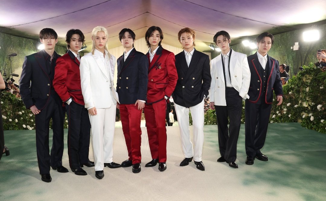 literalmente os príncipes do kpop

STRAY KIDS REAWAKENS MET GALA 
#StrayKids_MetGala 
#스키즈_멧갈라_축하해 
<a href="/Stray_Kids/">Stray Kids</a>