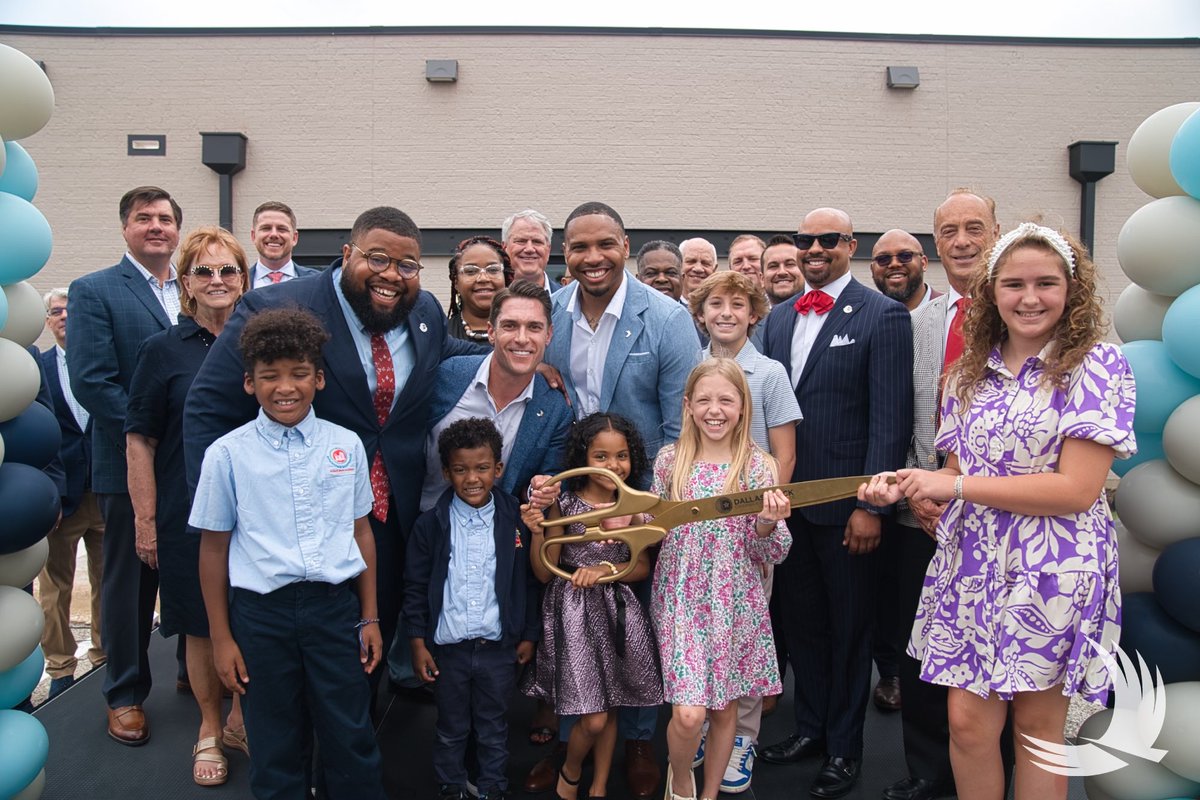 VistaBank's tweet photo. Completely overwhelmed by the warm S. Dallas welcome today. Literally hundreds of you were able to join us and share in the Grand Opening and Ribbon Cutting celebration! 📷The Banking and Financial Literacy Center is now officially open with the Dallas Black Chamber of Commerce and South Dallas Fair Park Innovation Center offices opening soon! Stay tuned for the photo album drop! #commUNITYbanking #peoplefirst #entrepreneursbankingentrepreneurs