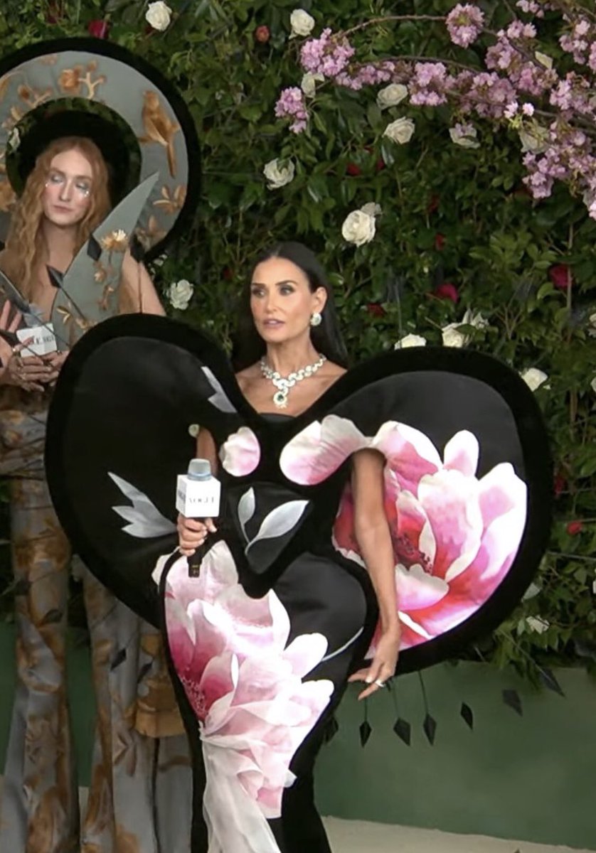 Oh this is so iconic! Demi Moore understood the assignment 🔥#MetGala