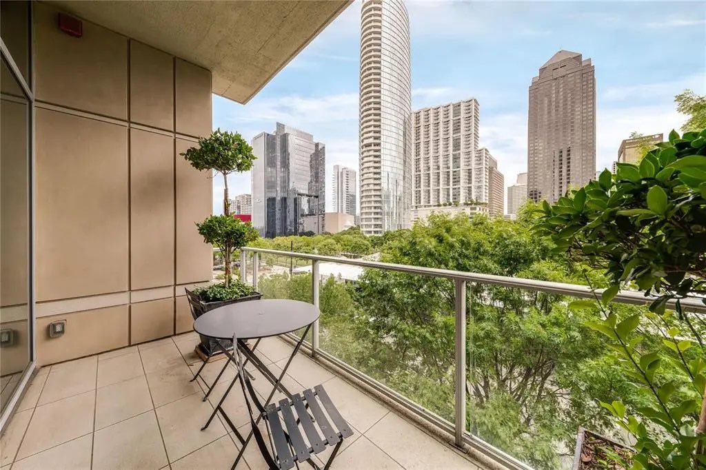 #modernmonday This magnificent George Cameron Nash-designed condominium offers masterfully crafted architectural elements.

listed by Jeanne Milligan | Allie Beth Allman &amp; Associates

jeannemilligan
alliebethallman 

#moderndallas

details >> citi.ly/mqj