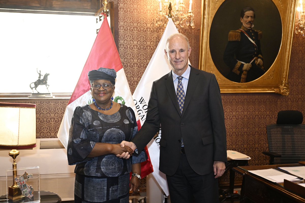 En Torre Tagle, el canciller @J_GonzalezOfr continuó la ronda de reuniones con la directora general de la OMC, Ngozi Okonjo-Iweala. Destacaron las sólidas bases macroeconómicas del 🇵🇪 que permitieron enfrentar desafíos globales y un crecimiento económico notable en la región. 👏