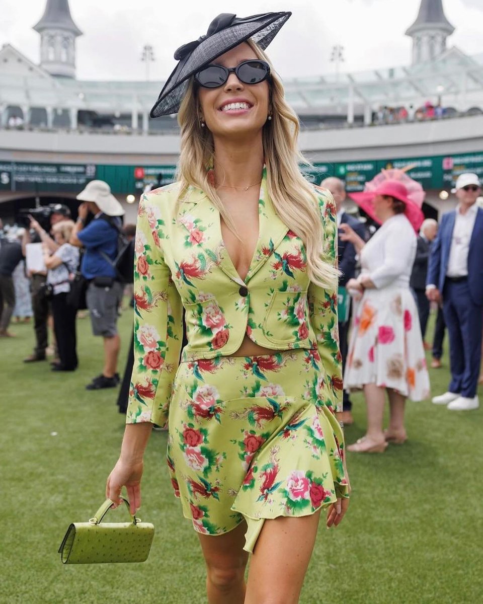 Caught Alex Cooper in her Kendra Scott Fine Jewelry at The Kentucky Derby yesterday. 🏇✨👒 Full look: Lab Grown White Diamond Toi et Moi Small Pendant Necklace, Caroline 14k Yellow Gold Band Ring in White Diamond, & Hadleigh 14k Yellow Gold Huggie Earrings in White Pearl.