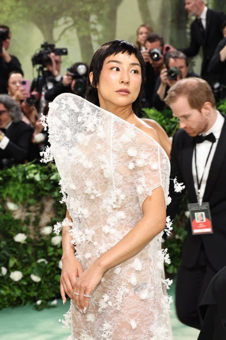 VVFriedman's tweet photo. But how will she eat? Greta Lee in #Loewe at the #MetGala https://t.co/wBen8BvJy6