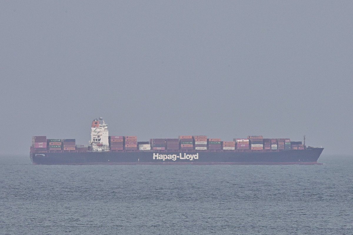 At 306 meters the #HapagLloyd A7-class #ContainerShip #AlSafat IMO:9349497 en route to Southampton, United Kingdom, flying the flag of Liberia 🇱🇷. #ShipsInPics