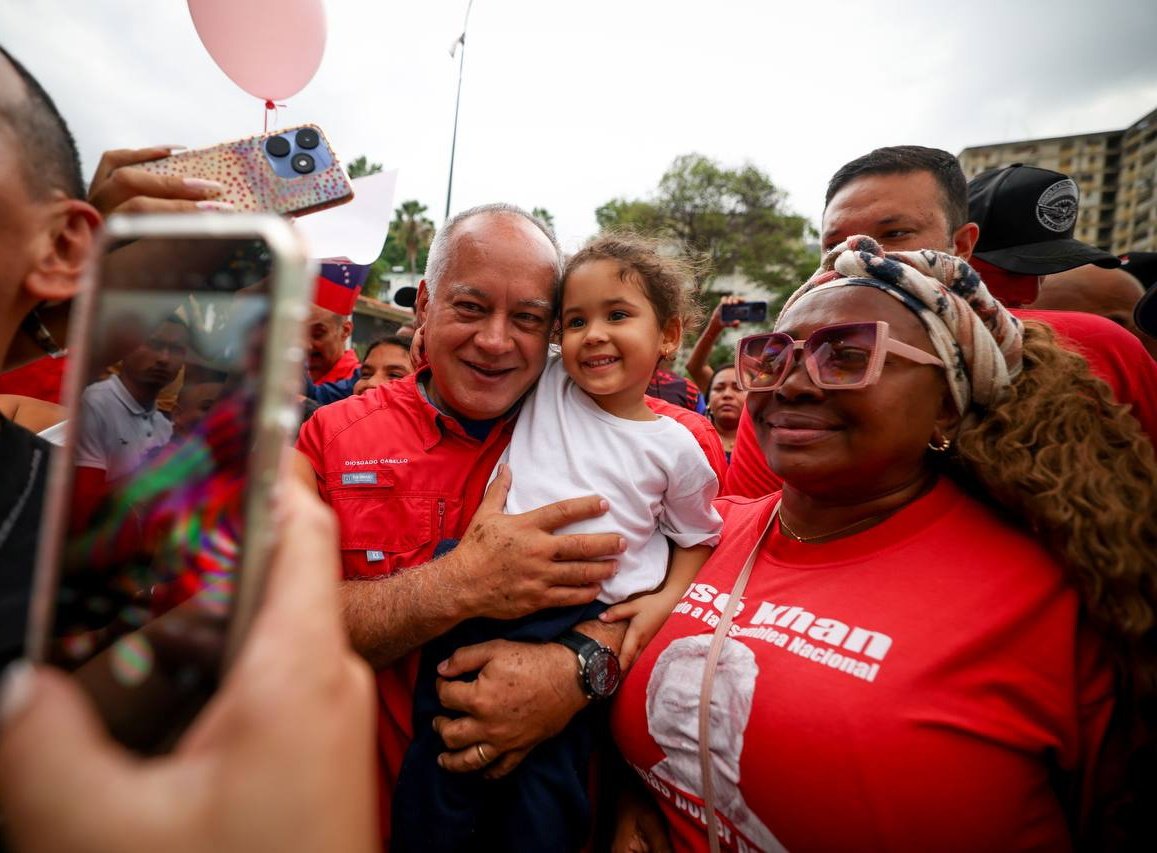 Caracas 📍 “Hagamos un gran esfuerzo por comunicar lo que estamos haciendo, por decir las cosas que hacemos, inclusive, si hay algo que no nos gusta, también tenemos que decirlo' Expresó @dcabellor desde la parroquia #Coche 📢 #ConChávezYMaduroPaLaCalle #PatriaSeguraConNico