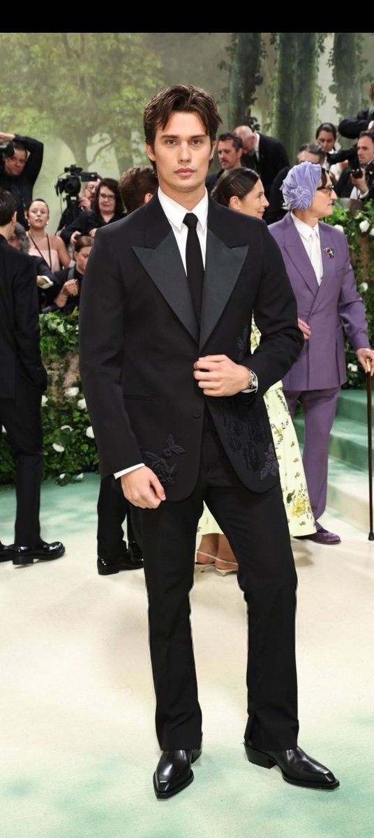 criscamargop's tweet photo. como pensaba que llegarían a la #MetGala este año// como llegan https://t.co/jiN4wF0Al8