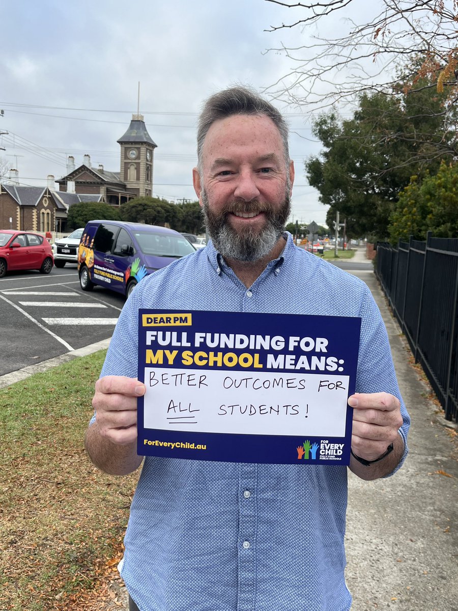 At South Geelong Primary School talking to parents and teachers during drop-off this morning. They all agree that our children in public schools deserve the best education possible. @AlboMP don’t shortchange our kids. Full funding now!