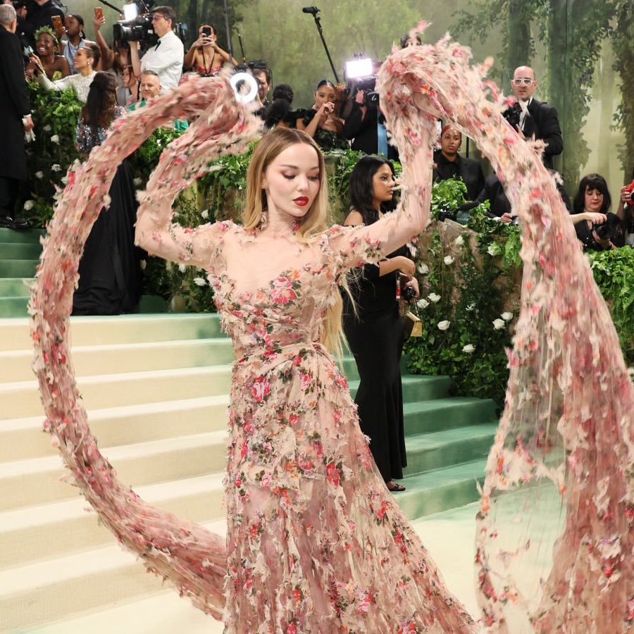 dylanisunique's tweet photo. OH DOVE CAMERON CAME TO EAT #MetGala https://t.co/DpnxStRZ0w