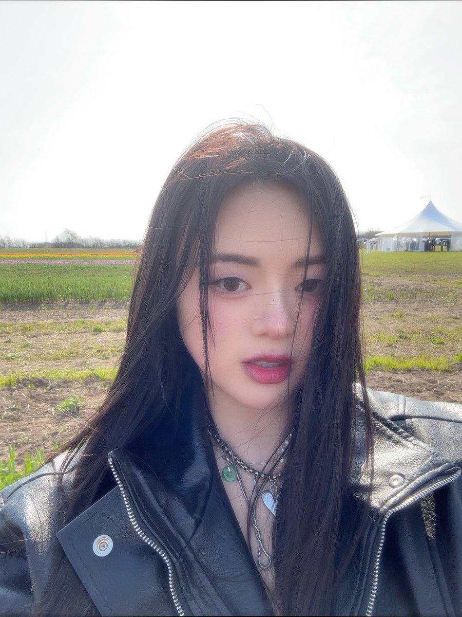 dalgichoco's tweet image. Me or the tulips?