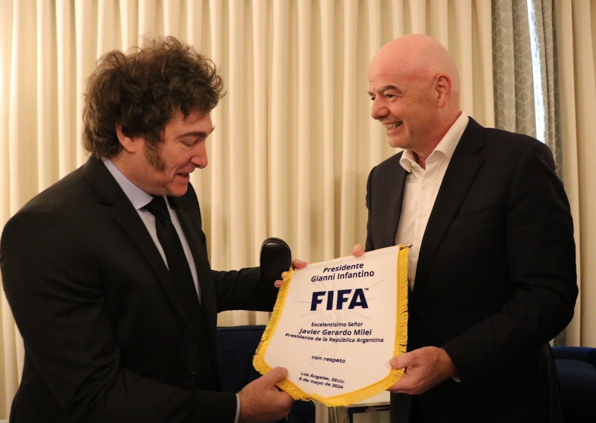 🇦🇷 El presidente argentino Javier Milei se junto con el presidente de la FIFA Gianni Infantino. La organización mundial del futbol le regaló una camiseta con el número 10 y una pelota con su nombre.