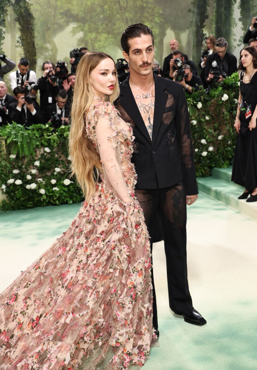 momentsofhoran's tweet photo. I’m sorry but Dove Cameron ATE #MetGala https://t.co/4eNDTWwmqO