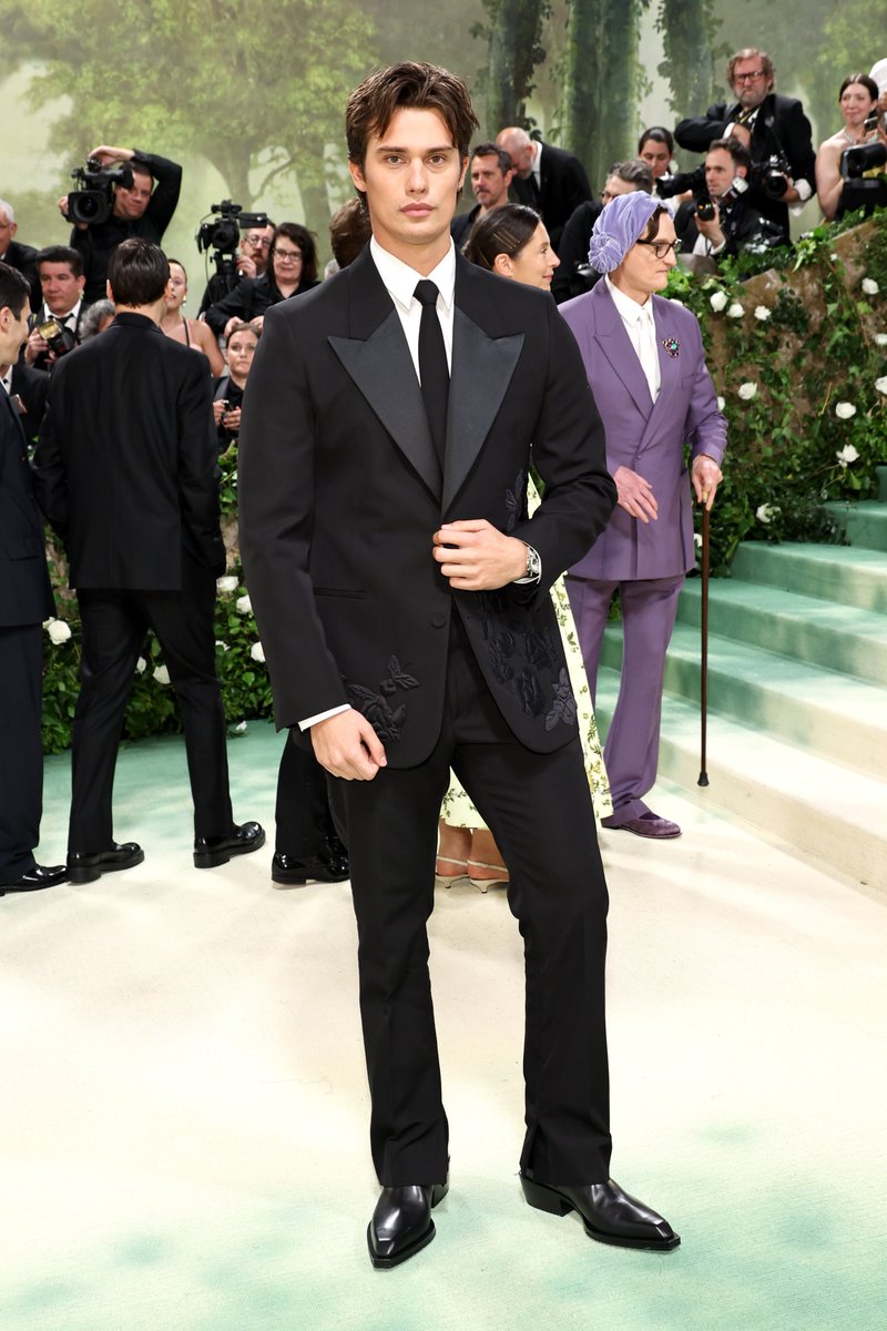 At the 2024 #MetGala, #TheIdeaOfYou star Nicholas Galitzine arrives in a black suit with flower embroidery