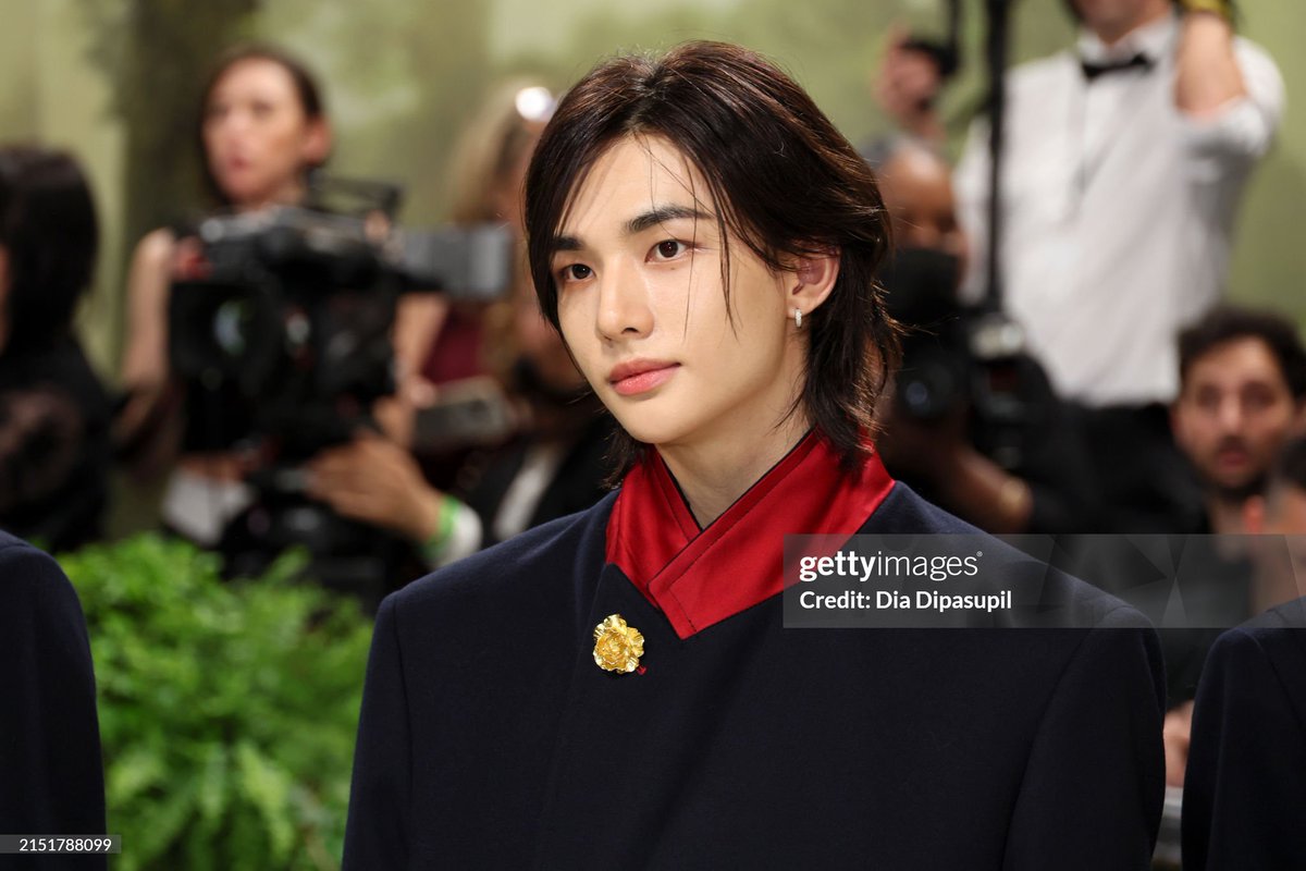 hyunjinpost's tweet photo. HE LOOKS SO GOOD https://t.co/3gcYDFFHEc