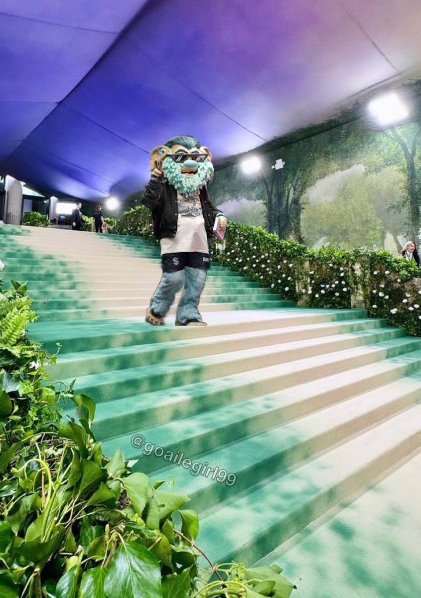 🚨 @SeattleKraken mascot @SEAbuoy has arrived at the #MetGala