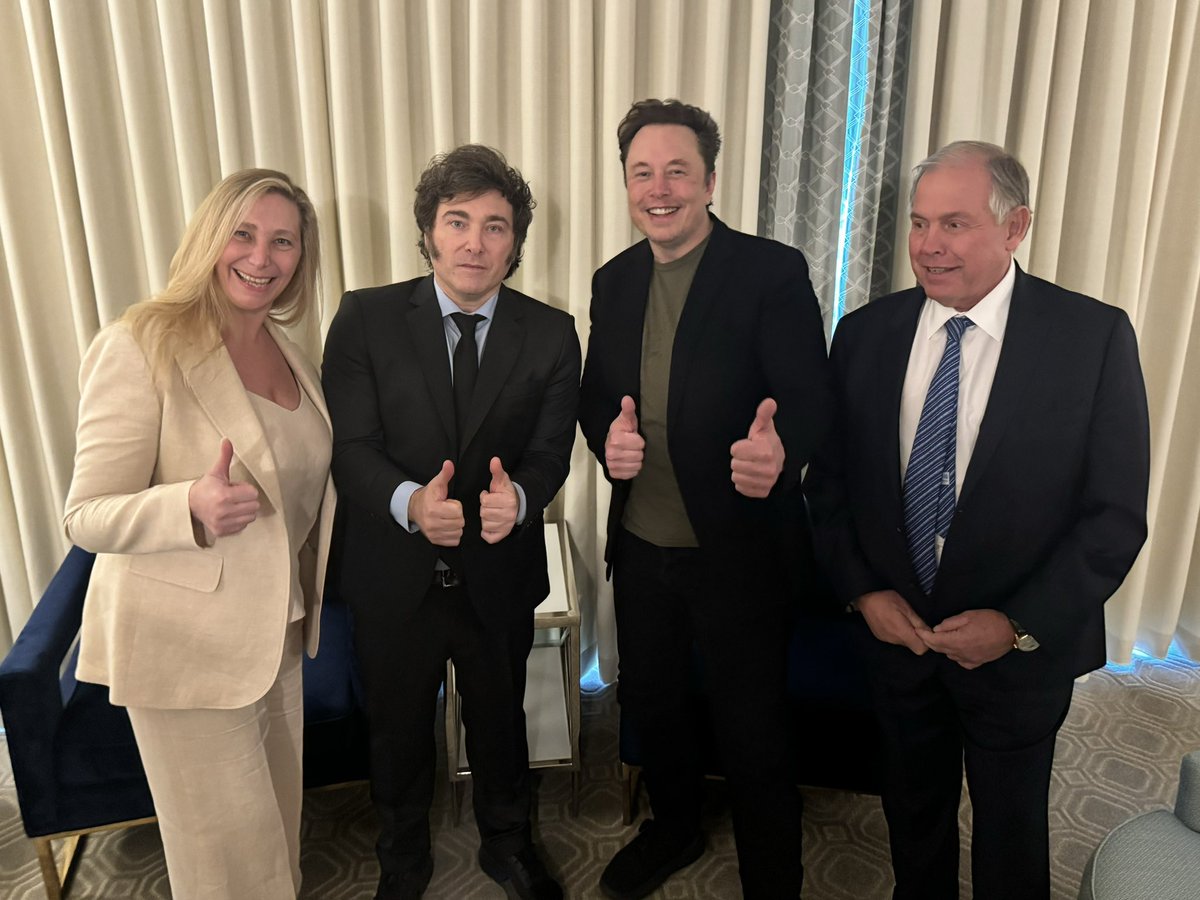 El Presidente Javier Milei mantuvo una reunión con Elon Musk en Los Ángeles. Estuvo acompañado por la Secretaria General de la Presidencia, Karina Milei, y el Embajador argentino ante los Estados Unidos, Gerardo Werthein.
