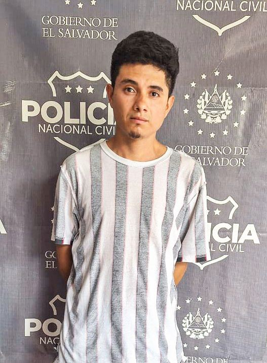 #SeguridadCiudadana | Bryan Henríquez, alias 'Bambi', gatillero de la MS-13, fue capturado por la @PNCSV.  Este pandillero asesinaba personas en nombre de la pandilla, en Tonacatepeque. 

Además, cuenta con orden de detención por extorsión agravada.