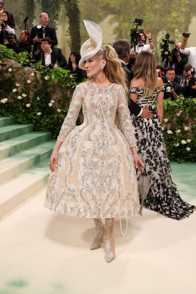 Somewhere  #marieantoinette ‘s head is looking for her hands to clap for #sarahjessicaparker  at the #metgala #metgala2024 #sjp