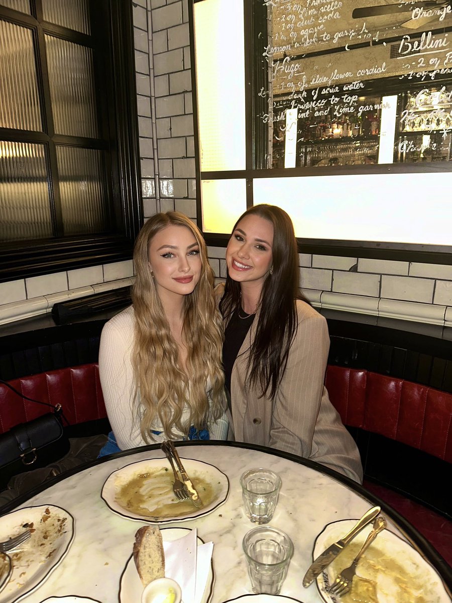 Yalangoch ayol xalatdagi fotosurat Jinsiy multfilm qahramonlari