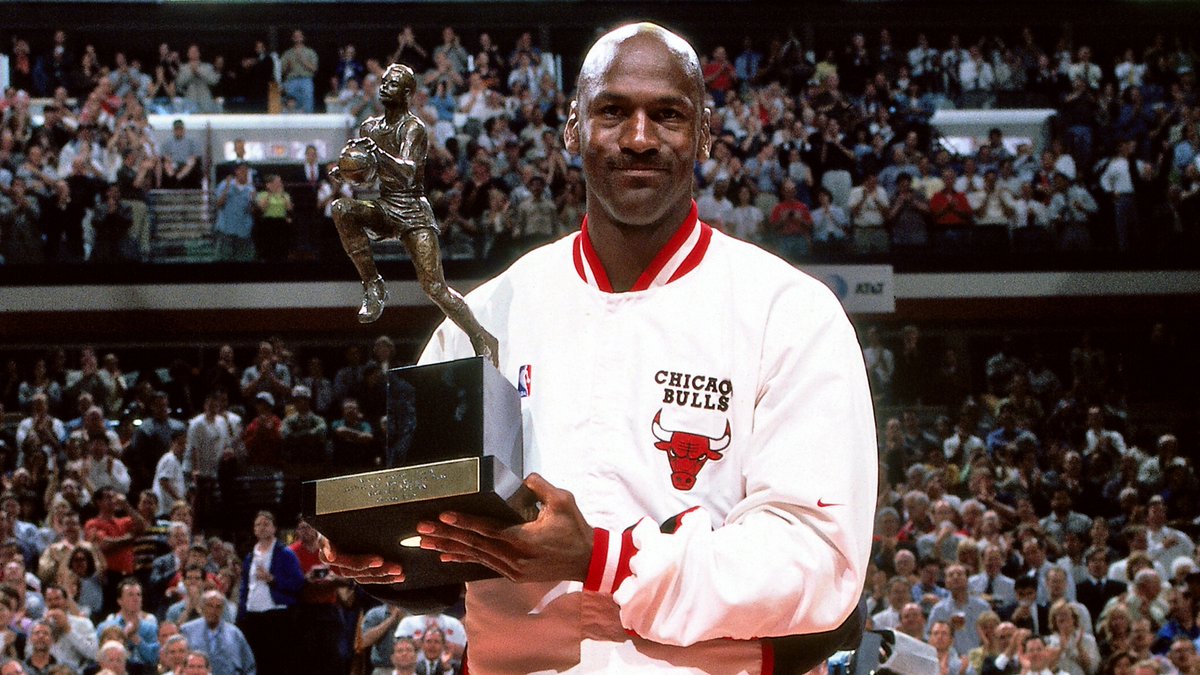 Un día como hoy pero de 1998, un Michael Jordan de 35 años ganaba su QUINTO MVP en su última temporada con los Bulls.  

Disputó TODOS los partidos, ganó el título en anotación y fue First Team All-Defensive. Semanas después, ganaría su sexto anillo.