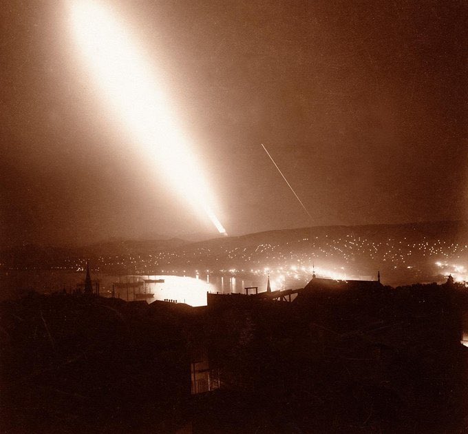 Desde el 7 de mayo de 1910 el cometa Halley fue visible desde la Tierra. Motivo de fascinación, de miedo y de leyenda. En la foto el cometa sobre Valparaíso. (Foto B. Garrett). A la izquierda la Luna a la derecha el cometa.