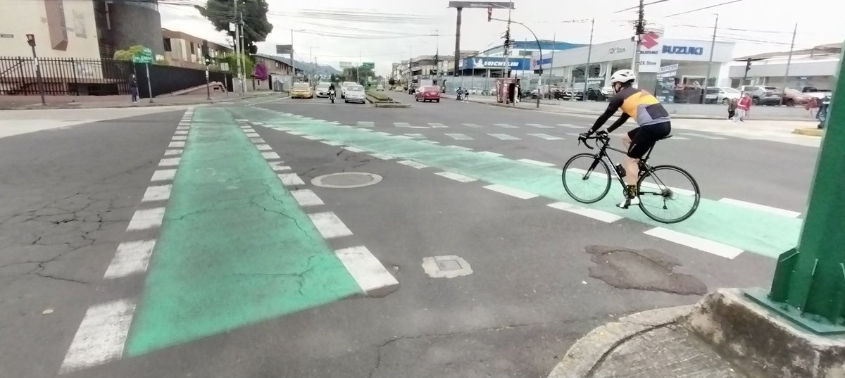 Así es como están las ciclovías que <a href="/ObrasQuito/">Obras Quito</a> dice dio "señalización el 5 de abril de 2024" según Oficio Nro. EPMMOP-GG-2024-0991-O del 26 de abril. ASI NOS MIENTEN <a href="/ClaudiaOtero10/">Claudia Otero</a> así cumplen con la SENTENCIA JUDICIAL. NO TOMAN EN SERIO A LA MOVILIDAD SOSTENIBLE <a href="/pabelml/">Pabel Muñoz L.</a>