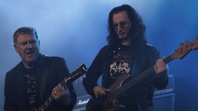 ALEX LIFESON And GEDDY LEE Have Been Playing RUSH Songs Again: 'We Sound Like A Really Bad Tribute Band' blabbermouth.net/news/alex-life…