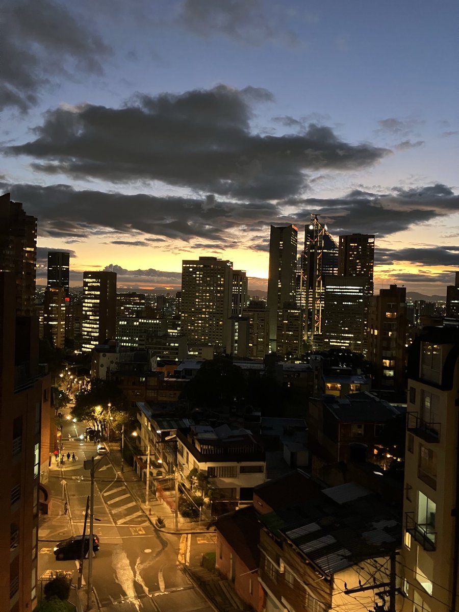 guzmanhennessey's tweet photo. Tarde cayendo en Bogotá ⁦@wilcheschaux⁩ ⁦@MariaCaroGuzman⁩ https://t.co/fVx8ykktr3