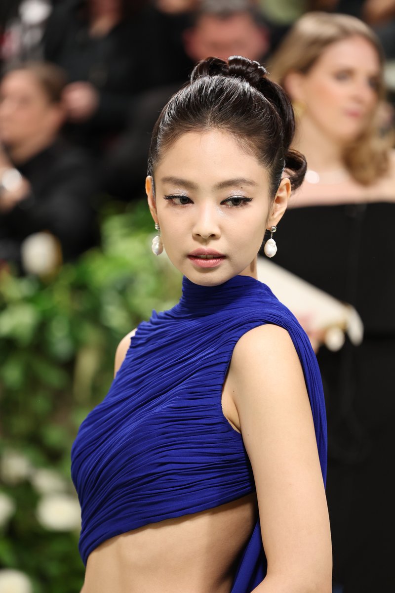 【#メットガラ 2024】レッドカーペット速報！

ジェニー（JENNIE）
ドレス／アライア

bit.ly/3UvpC9d

#MetGala #MetGala2024 #JENNIEatMETGala