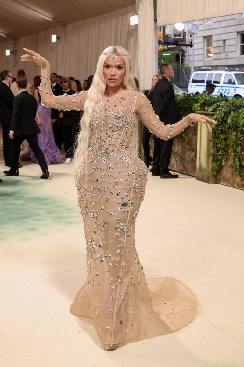 KarolGWW's tweet photo. Karol G  #MetGala https://t.co/lNdIMkqSZg