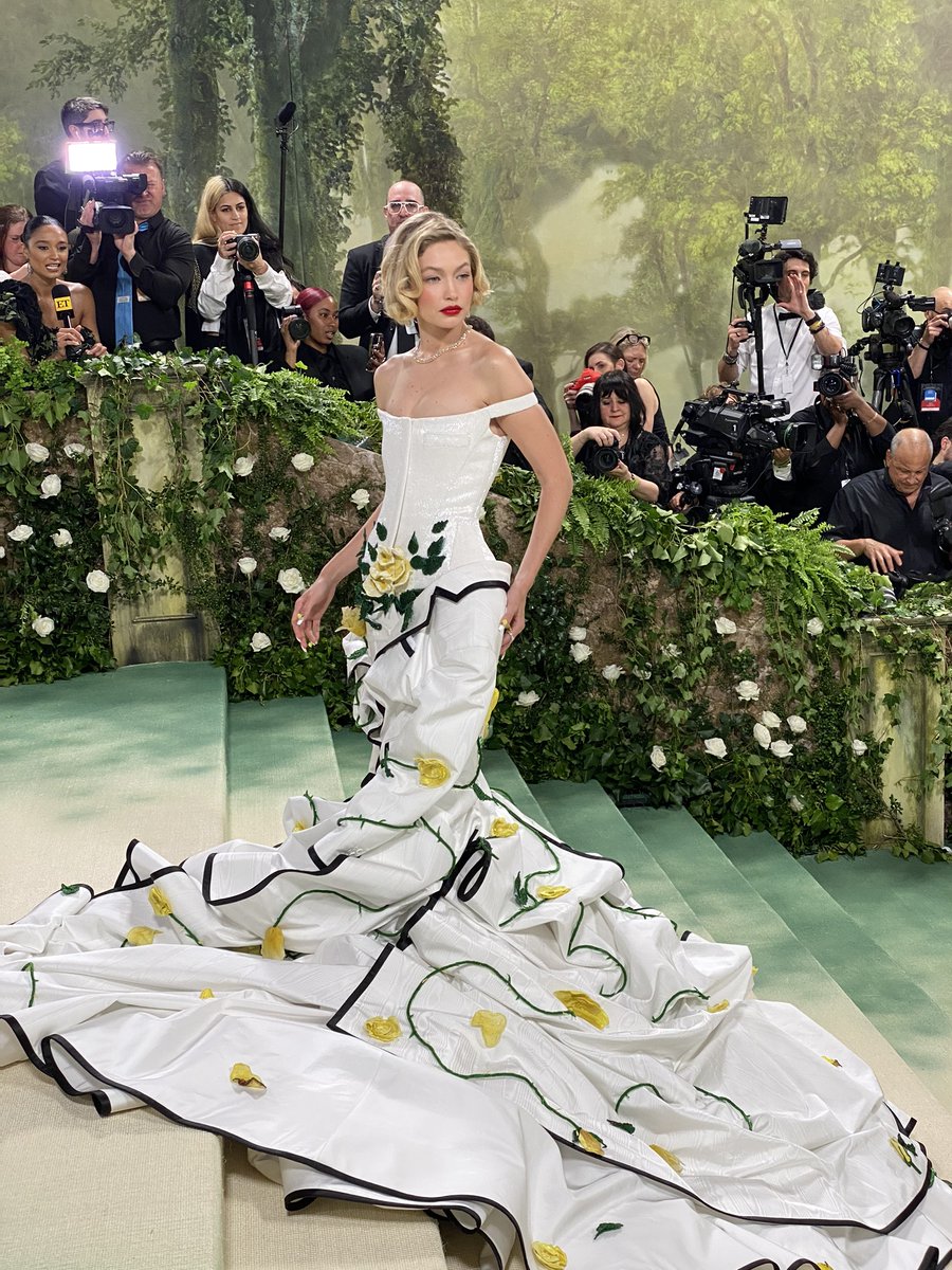 #GigiHadid is all flowers on the #MetGala red carpet 🌼