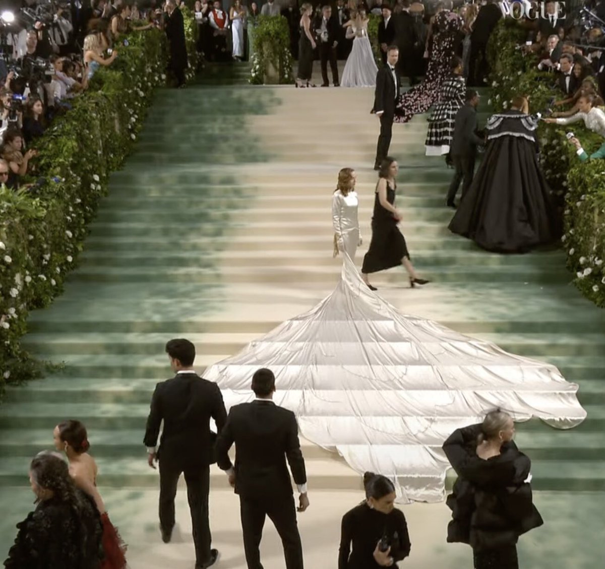 juanarelli's tweet image. Isabelle huppert wearing a dress referencing “The Mermaid Bride” by  Callot Soeurs (1930)