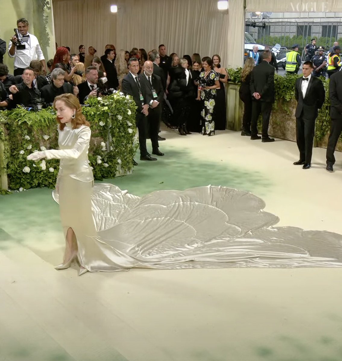 juanarelli's tweet image. Isabelle huppert wearing a dress referencing “The Mermaid Bride” by  Callot Soeurs (1930)
