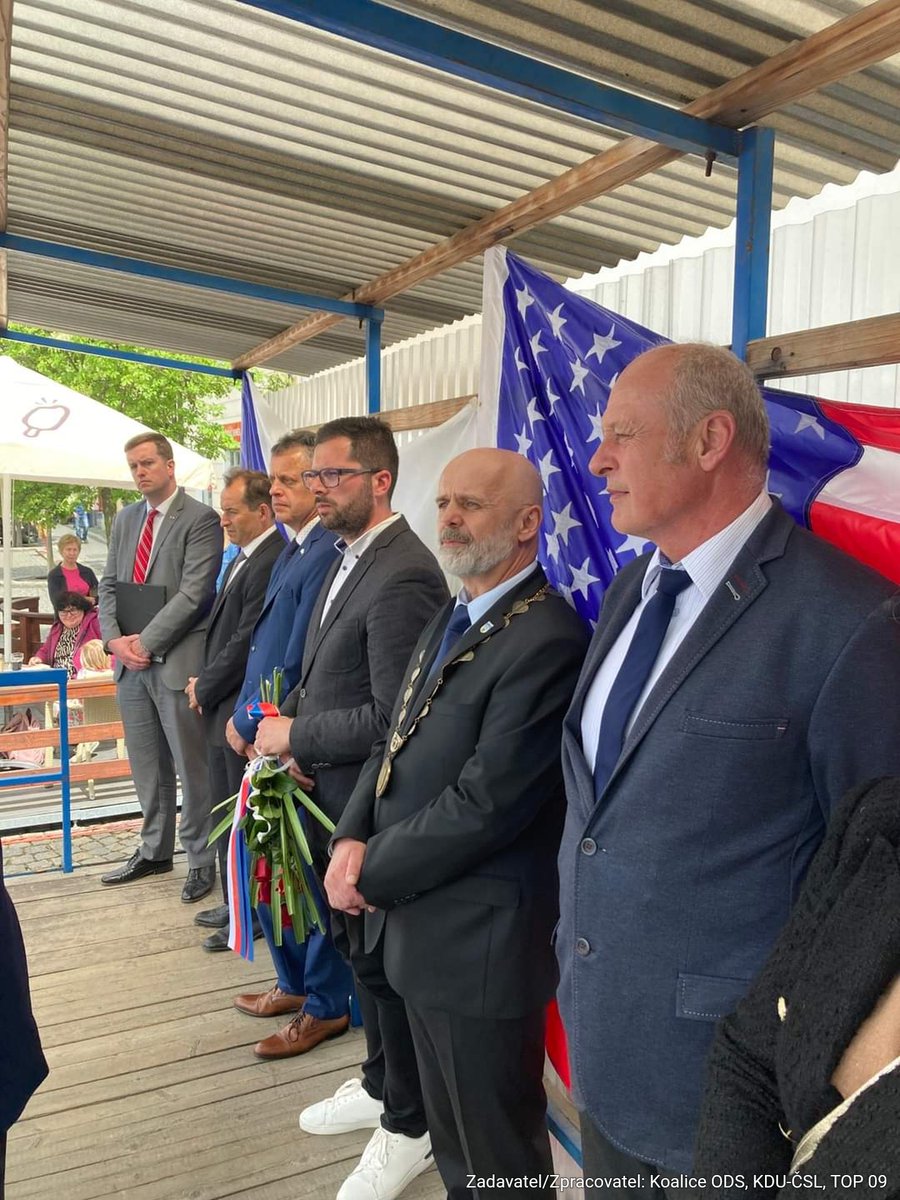 Poděkování vojákům🇺🇲, kteří přinesli svobodu do Plzeňského regionu, se nesmí stát prázdným gestem, hlavně nyní kdy zuří agrese Putinova Ruska proti statečné Ukrajině 🇺🇦! Slavnosti svobody dnes vyvrcholily v Plzni, Sušici a Horažďovicích za účasti <a href="/AlexandrVondra/">Alexandr Vondra</a> a <a href="/MartinBaxa2/">Martin Baxa</a>.