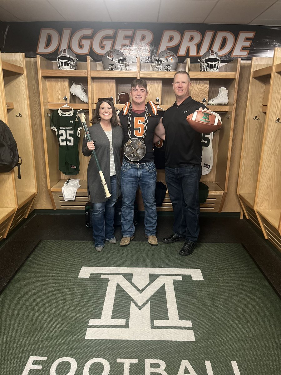 Thank you @CoachKyleSamson for having me out to learn about @MonTechFootball! It was a great experience! #RollDiggs 
@CoachTravisDean @KodyTorgerson @CoachMAllenFB @MTFBCoachSchlee @CoachAndersonMT @CoachThatcher