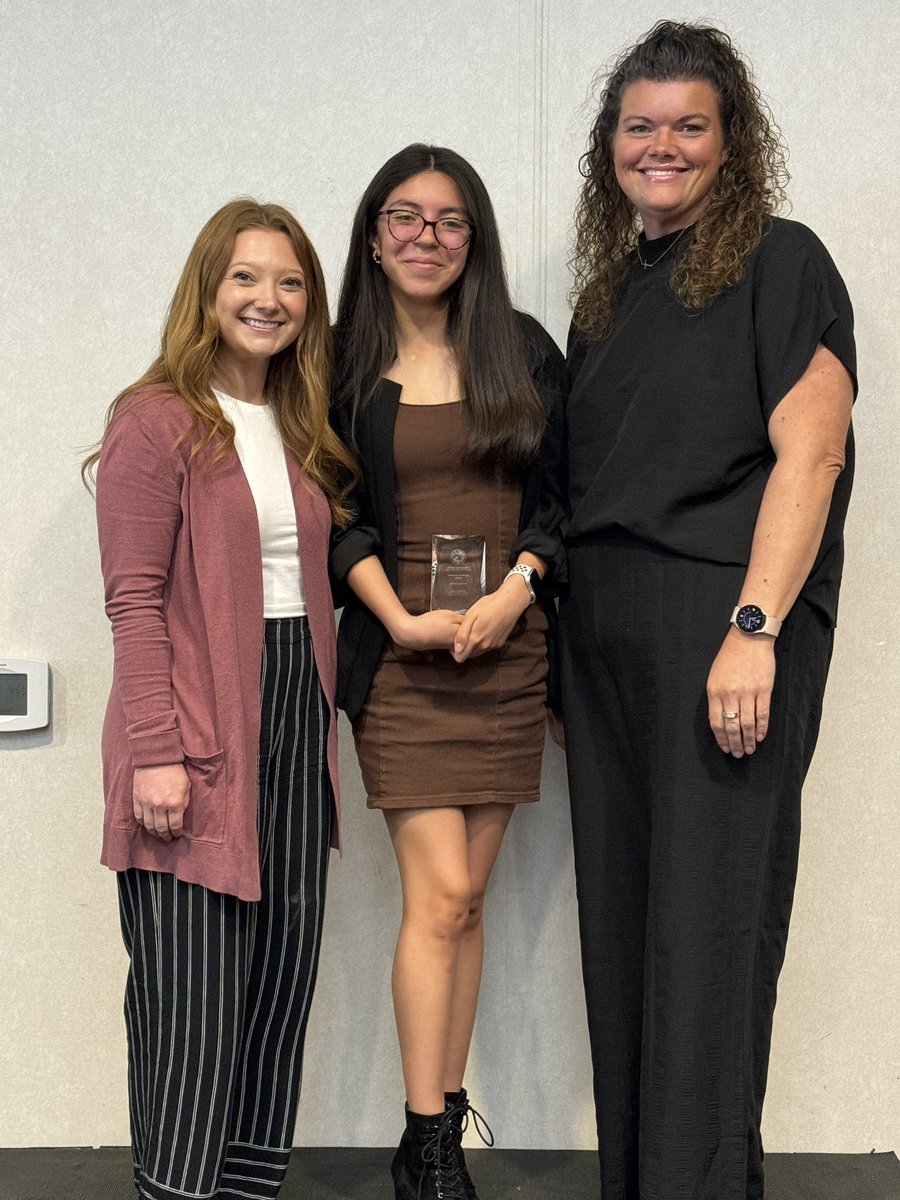 Area 31 congratulates @BenDavisHS junior, Vanessa Carmona, for receiving the @HigherEdIN Secondary Student CTE Award for Excellence! Pictured below is Vanessa with her Pre-Nursing instructors, Ms. Kellermeyer-Freeman and Ms. Atkinson. #CareerTechEd #CTEexcellence