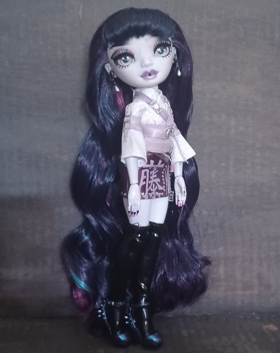 The princess lets her hair down like a beautiful curtain of darkness!🖤💜 #rainbowhigh #shadowhigh #mga #dolls #stormtwins #veronicastorm #restyle #dollrestyle #dollphotography #shadowhighdolls #shadowhighdoll