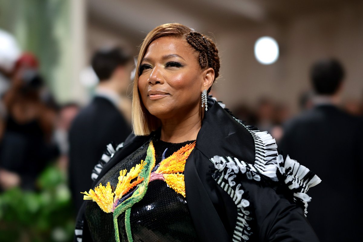 #QueenLatifah has arrived to the #MetGala 🖤 @iHeartRadio