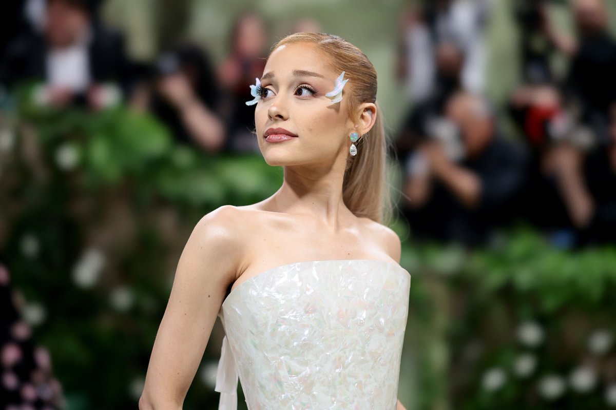 PopBase's tweet photo. Ariana Grande reveals something ‘Wicked’ related will be coming “very soon.” https://t.co/tDT3w7kJXs