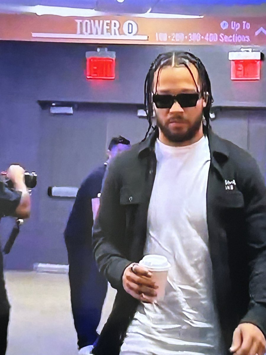 mplit8's tweet image. Brunson rocking the coffee?!! Knicks by 100