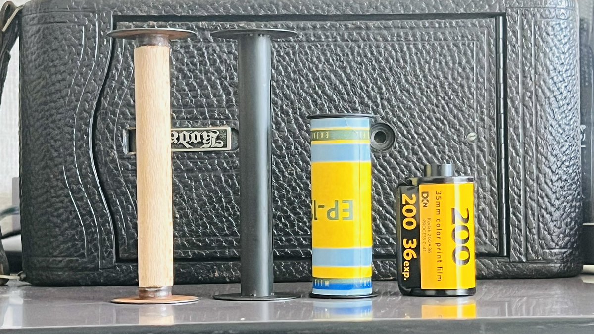 左から
122フィルムのスプール(Agfa製)
122フィルムのスプール(Kodak製)
120フィルムのスプール
135フィルムのパトローネ