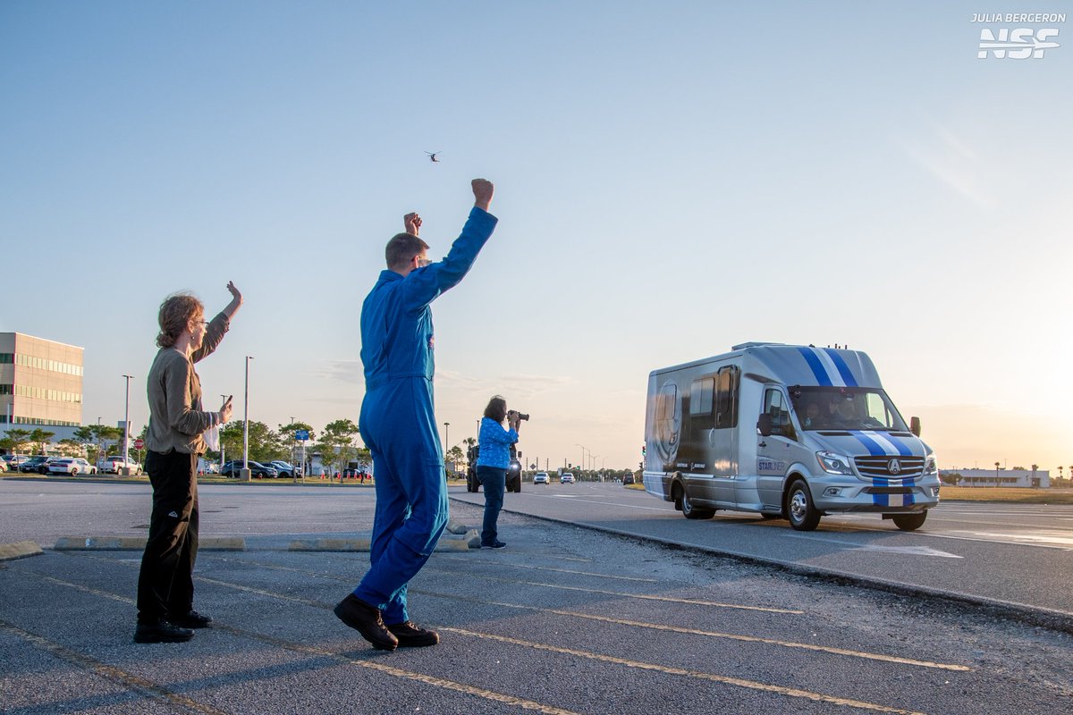 Astronaut Jeremy Hansen joins media to wave to Barry and Sunita as they drove past the VAB on the way to their RYD2SPC. Join us on the livestream: youtube.com/live/JI1u80rw5… 📷 @NASASpaceflight
