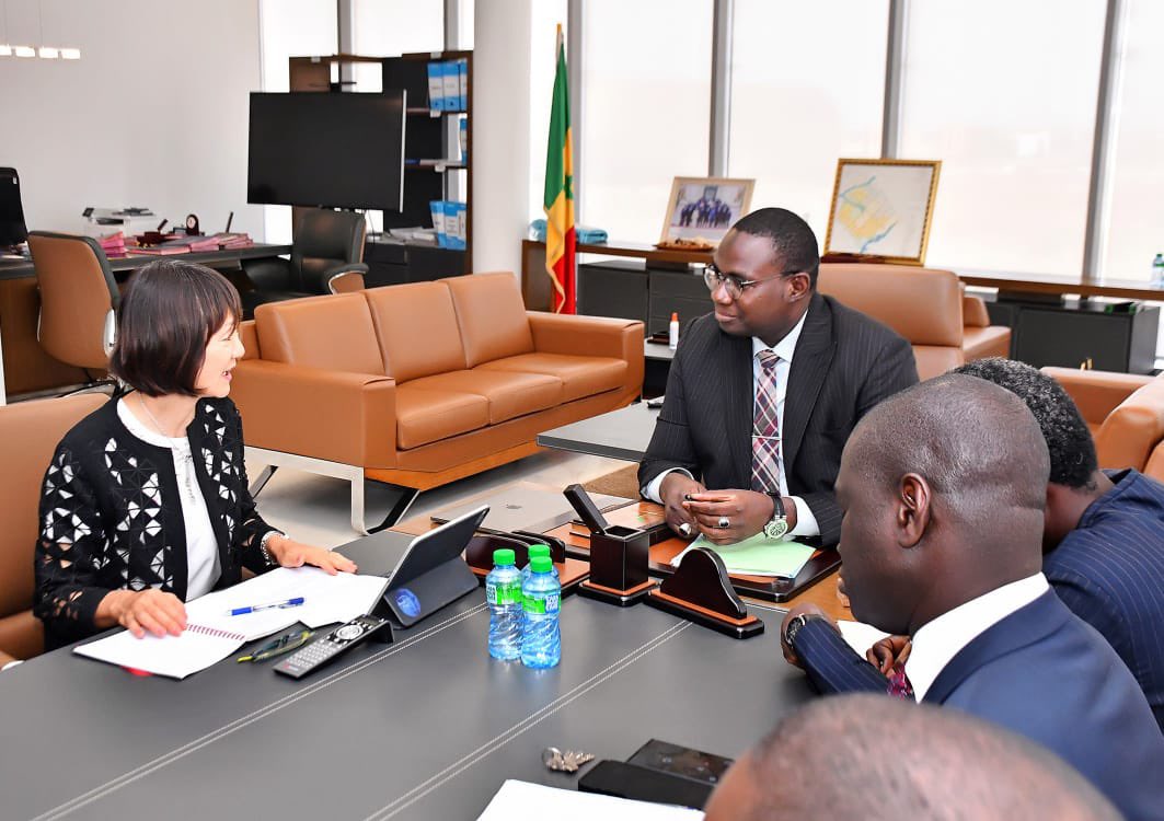 Le @MUCTATSenegal a tenu ce lundi 06 mai 2024, une séance de travail avec le Bureau régional de la @Banquemondiale à Dakar.  La rencontre portait sur l’état de la coopération avec le secteur notamment dans les domaines de l’#urbanisme, de la gouvernance territoriale,👇🏽