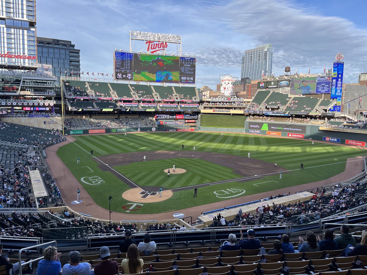 dohyoungpark's tweet image. Christian Vázquez stepped away from home plate before Jorge Polanco’s first at-bat back in Minnesota so Polanco could hear his walk-up music and get an ovation from the fans here. Gave Polanco a big hug before getting into his catching stance.