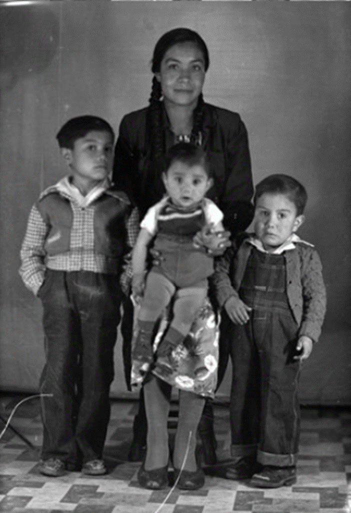 #PensarGénero En 1980 el patrón de #Migración México-EEUU incluyó mujeres e infancias, principalmente por reunificación familiar y búsqueda de oportunidades. La maternidad era un factor decisivo al momento de migrar, impulsando a las mujeres con hijos a emprender el viaje