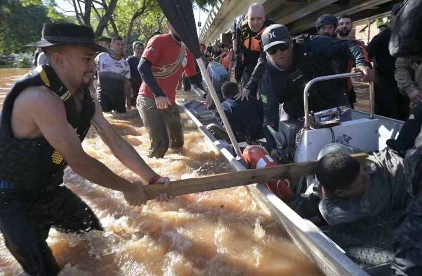 Civis batendo num vagabundo 

BAITA FOTO