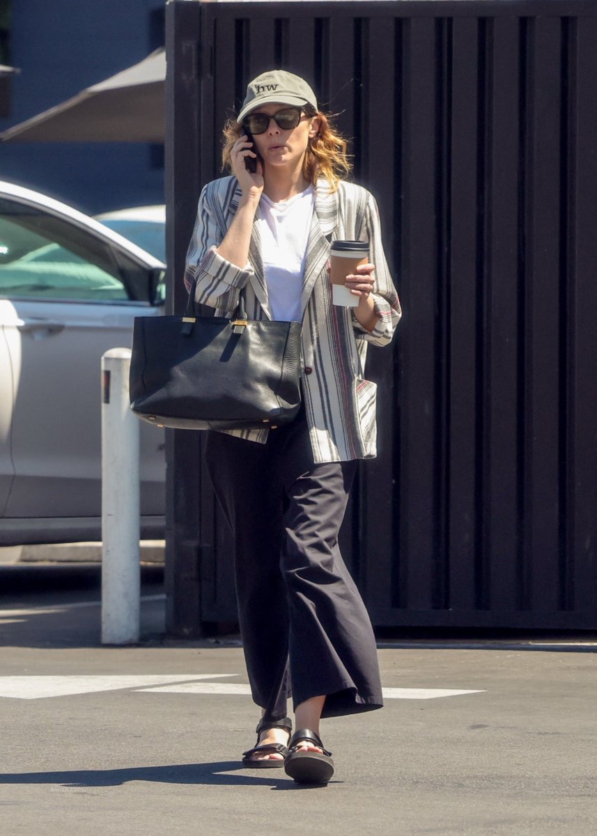 Elizabeth Olsen foi fotografada hoje à tarde, comprando café, em Los Feliz, Califórnia.

📸 Confira todas as fotos: bit.ly/3Qyy4n9
