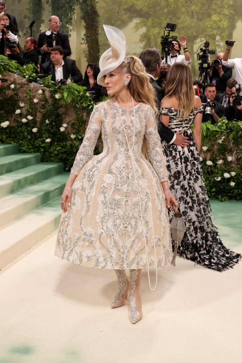 and then I wonder, isn't she FABULOUS? 
SJP YOU GUYS!!!!!!!!!!!!! #MetGala