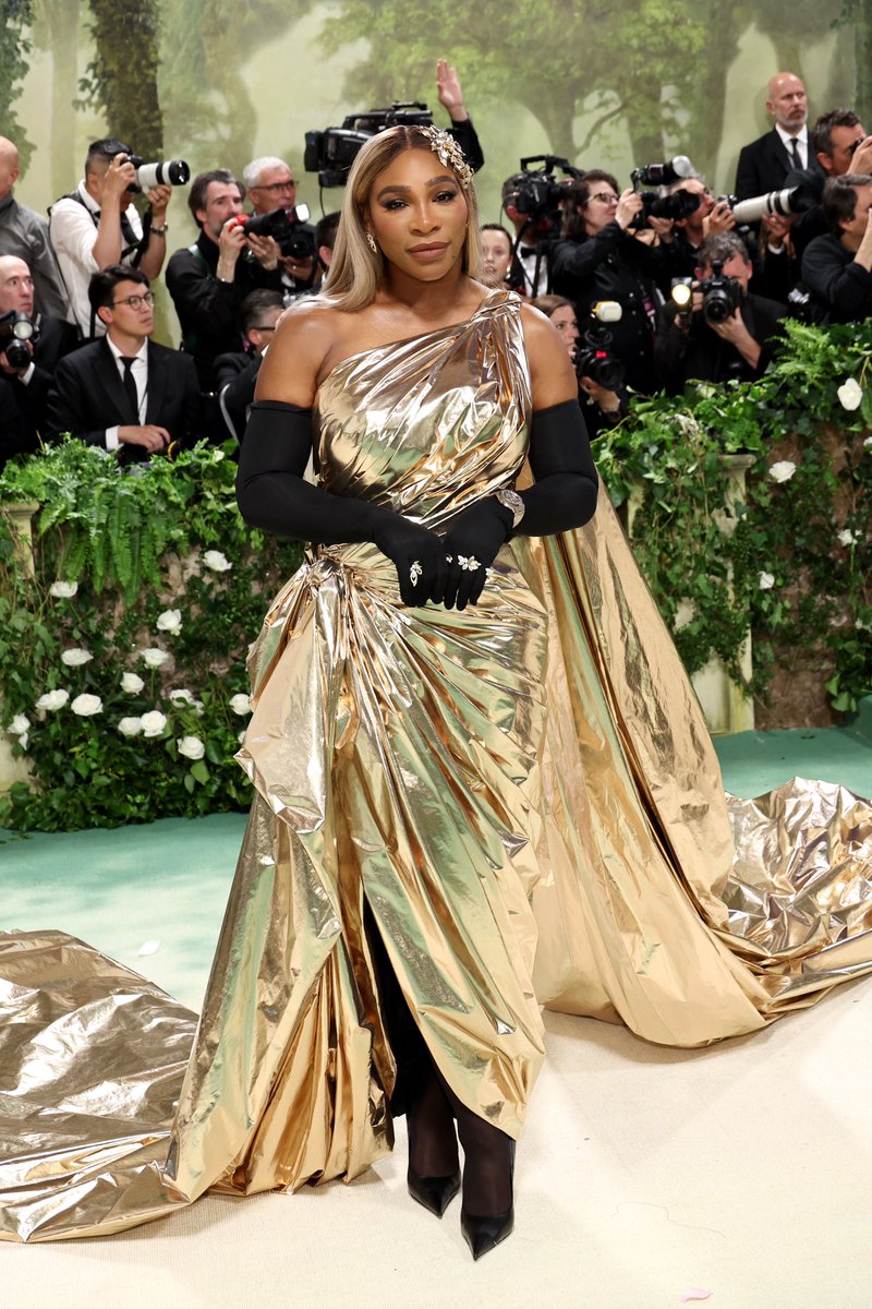 Serena has arrived. 👑 #MetGala